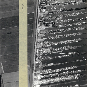 842119 Luchtfoto van jachthavens in de Loosdrechtse Plassen bij de Scheendijk te Breukelen, vanuit het zuiden.N.B. Een ...